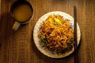 美味炒面配热饮