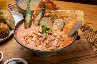 美味海鲜浓汤配多样食材