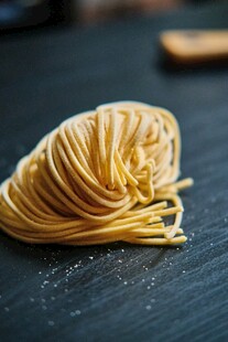 新鲜手工面条特写