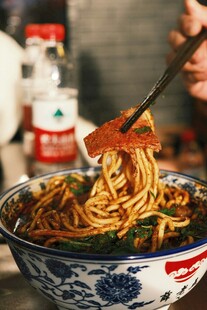 美味拌面诱人瞬间