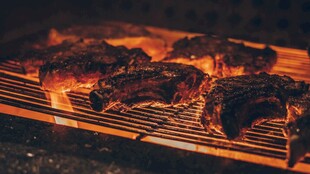 炭火上的美味烤肉