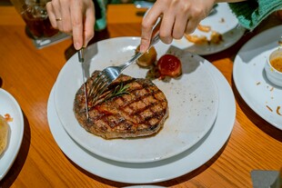 美味牛排正被优雅切割