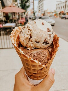 手持美味冰淇淋甜筒
