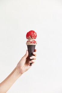 手举蘑菇造型冰淇淋