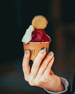 手捧精致冰淇淋甜点