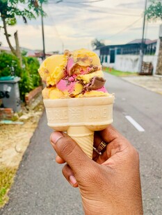 手持缤纷花朵装饰的冰淇淋