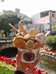 手持美味冰淇淋赏景瞬间