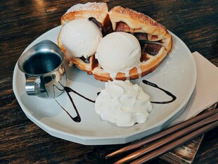 美味冰淇淋配贝果甜点