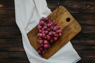 木砧板上的新鲜紫葡萄