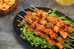 美味鸡肉串配新鲜生菜