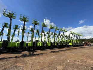 整齐排列的高机