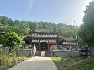 古雅中式建筑隐于山林