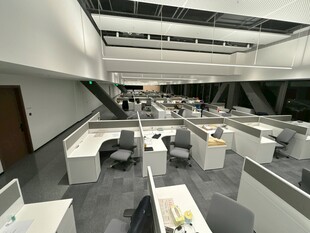 现代开放式办公空间场景