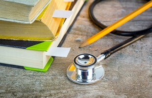 医学书籍与听诊器的组合