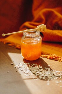 玻璃罐中的蜂蜜与配料