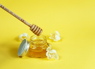 蜂蜜罐与木勺的甜蜜画面