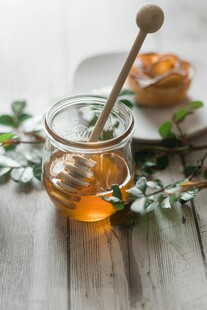 玻璃罐中的美味蜂蜜