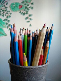 多彩铅笔插于笔筒中