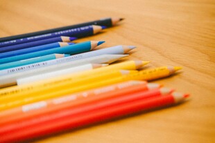 彩色铅笔整齐排列展示