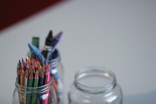 彩色铅笔装于玻璃罐中