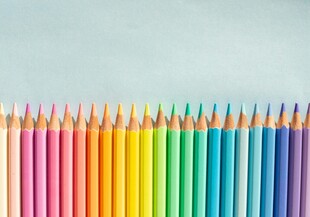 彩色铅笔整齐排列展示