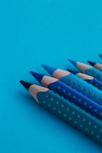 蓝色系彩色铅笔整齐排列