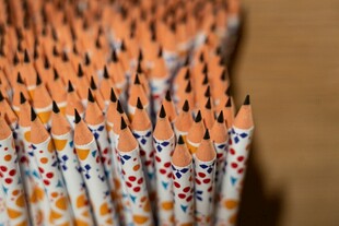 多彩图案铅笔整齐排列