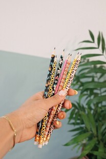 多彩串珠手链被手优雅握住