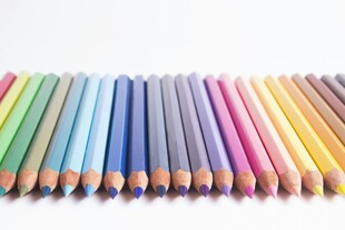 彩色铅笔整齐排列展示