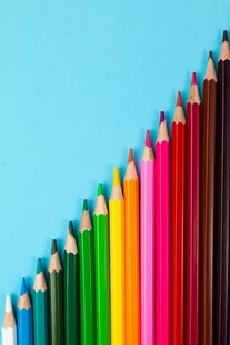 彩色铅笔整齐排列展示