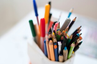 多彩铅笔收纳于笔筒中