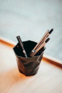 黑色笔筒内的几支笔