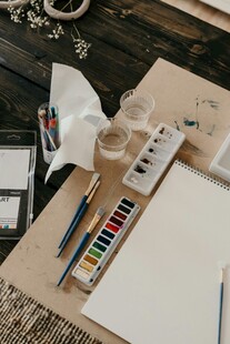 桌上的绘画工具与材料