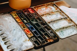 水彩颜料盒与绘画工具