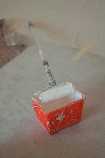 红色纸盒配细长物件
