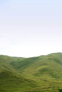 翠绿连绵山丘美景