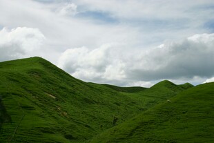 翠绿山峦与蓝天白云美景