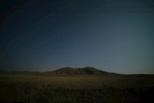 夜幕下的旷野山丘