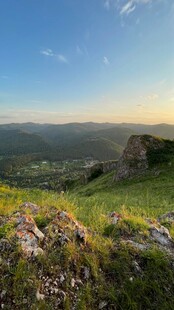 山间美景 野花点缀山峦