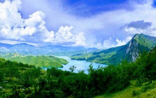 青山绿水间的美丽湖景