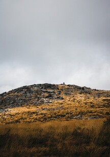 山丘秋景 天空阴沉