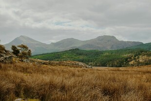 山间旷野的自然景致
