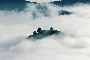 云雾中的山峦景观