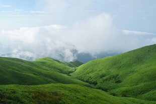 青山云海间的绝美风光