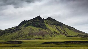 冰岛壮美山峦景观
