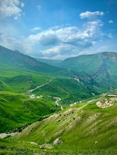 青山绿野间的秀丽风光