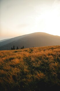 黄昏下的山野美景