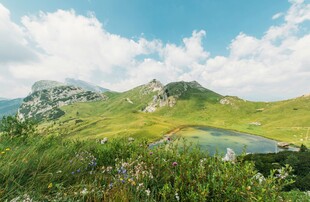 山间绿野湖泊美景