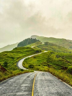 蜿蜒山路于翠绿山间
