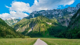 山间小径通往秀丽山谷